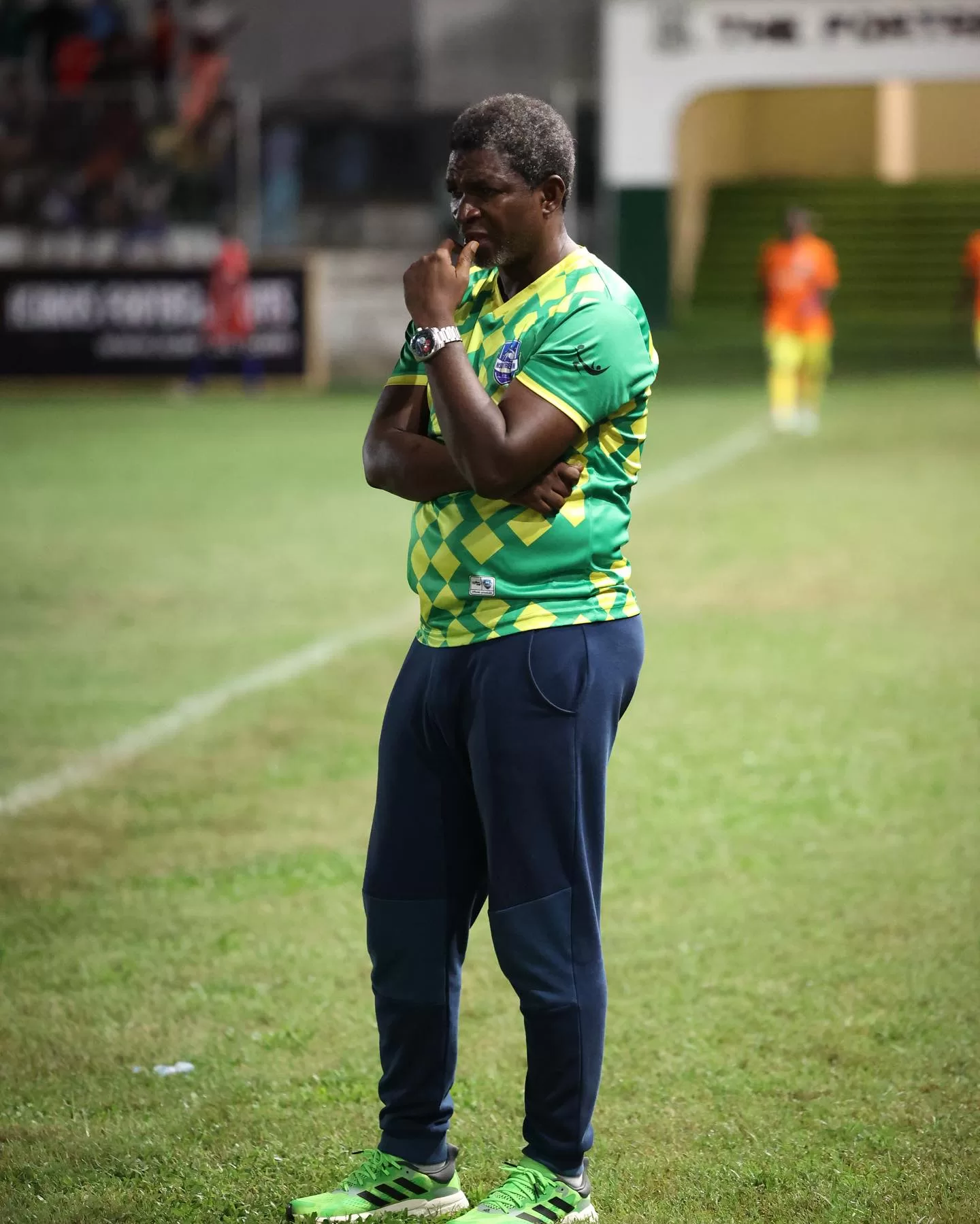 Nsoatreman held Bofoakwa Tano to a goalless draw in week 11 of the Ghana Premier League, gaining second place in the standings and keeping ahead of Bofoakwa Tano, who has had a strong start to the 2023/2024 season. Sunyani fans did not just bash Maxwell Konadu. The followers of Bofoakwa Tano allegedly beat up referee Robert Musey and his aides as well. The Ghana Football Association has failed to respond to the assault on Maxwell Konadu and game officials.