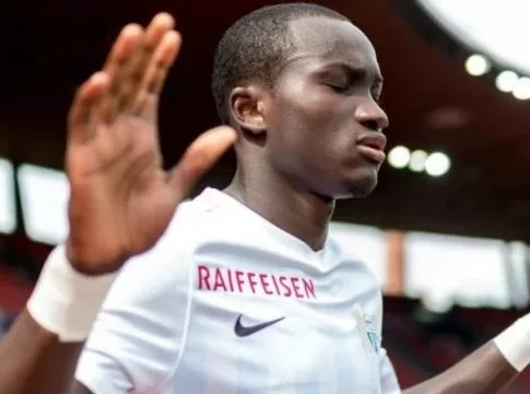 "The Partizani Club, President Demi, and the entire red family express their sincerest condolences to the family and the Egnatia Club for the death of striker Raphael Dwamena," said Partizani. We share your anguish at this awful time for Albanian football." The striker had a history of cardiac problems, having been diagnosed with one in 2017. Despite wearing an implanted cardioverter-defibrillator (ICD), Dwamena encountered difficulties, falling many times during games. His suffering resulted in his dismissal from Austrian team Blau-Weiss Linz in 2021 after falling during a cup play.